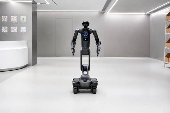 Robot bán hình người PUDU D7 – Semi-Humanoid Robot AI công nghiệp
