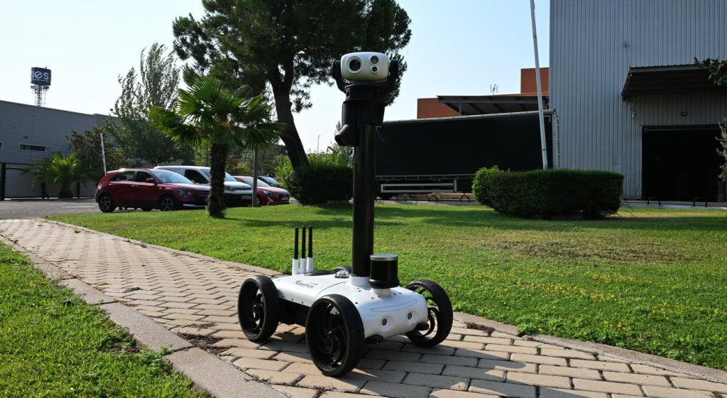 Robot có thể hoạt động ngoài trời không và điều gì quyết định khả năng này?