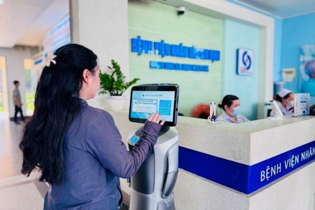 Robot phục vụ bệnh viện phù hợp với những công việc nào và nên dừng ở đâu?