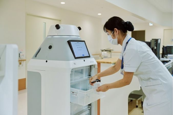 Những công việc nào nên giao cho robot và công việc nào vẫn cần nhân viên y tế?